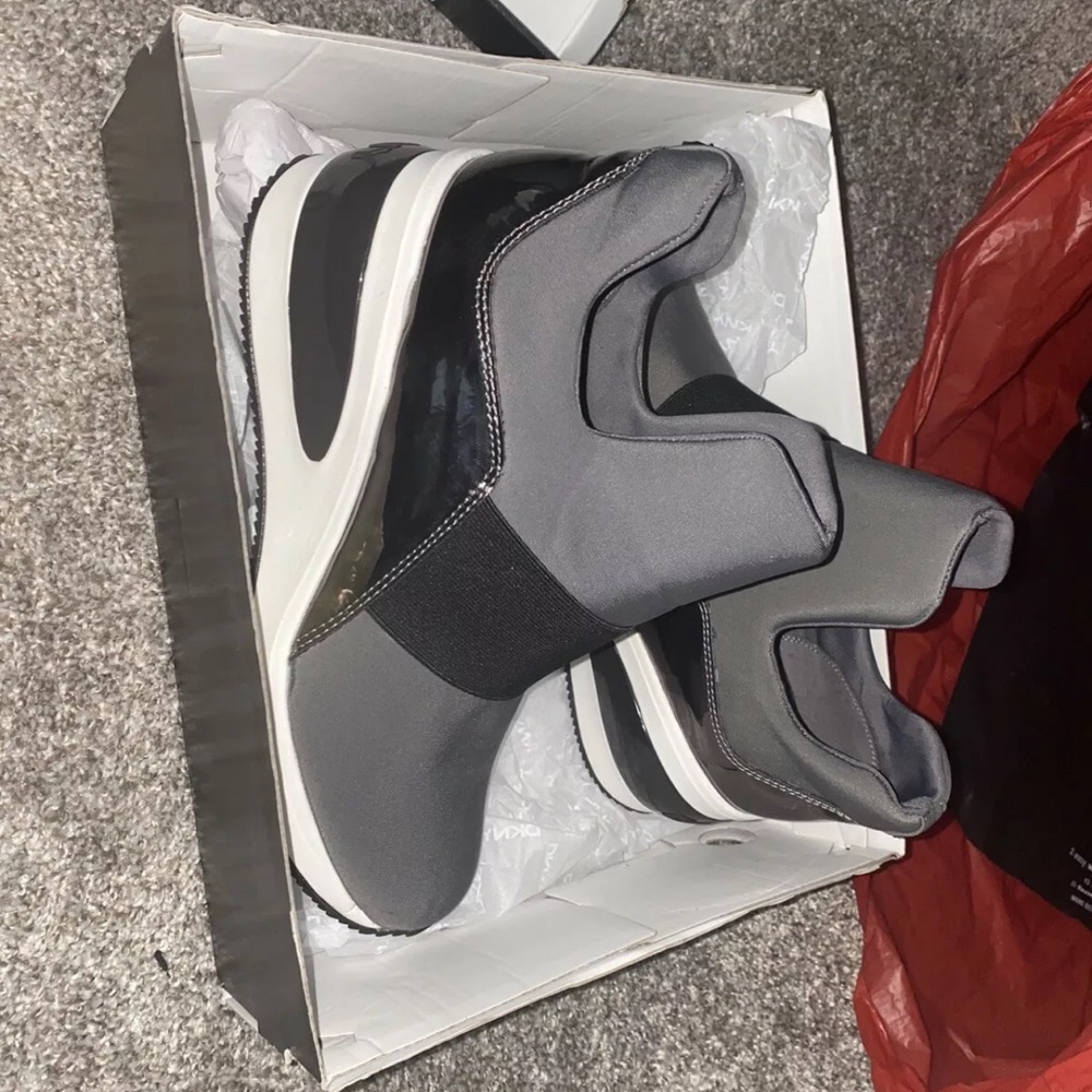 DKNY Women's Slip on Wedge Heel Sneaker size 10 new